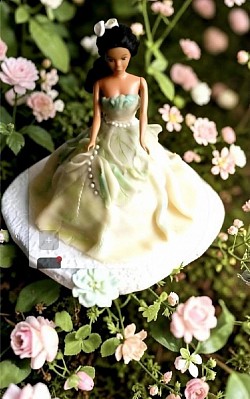 La princesse et la grenouille, sous la robe en pate d'amande un delicieux moelleux au chocolat