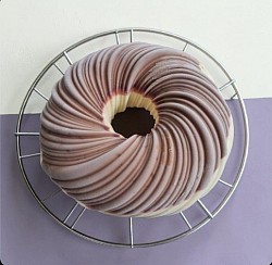 Laissez-vous emporter par le tourbillon d'une mousse vanille, d'un croustillant praliné, d'un insert au caramel, le tout sur un biscuit et sous une coque au chocolat