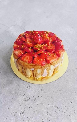 Petite variante, charlotte fraises et pistaches