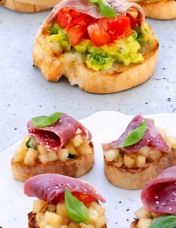 Crostinis au melon au magret de canard ou à l'avocat, tomate et anchois