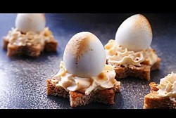 Oeufs de caille et chantilly de foie gras
