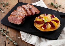 Magret de canard roti et sa tatin de pommes de terre au magret fumé
