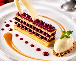 Dacquoise aux épices douces, crémeux de cassis de bourgogne, nougatine d'amandes, et sorbet au pain d'épice