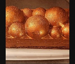 Sous les boules d'or se cache un trésor en chocolat